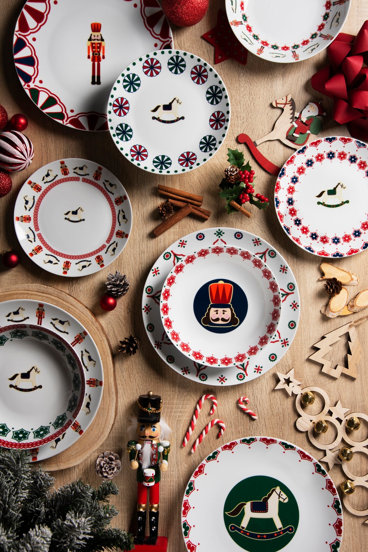 "Nutcracker" 18-Piece Dinner Set - Christmas Porcelain Tableware