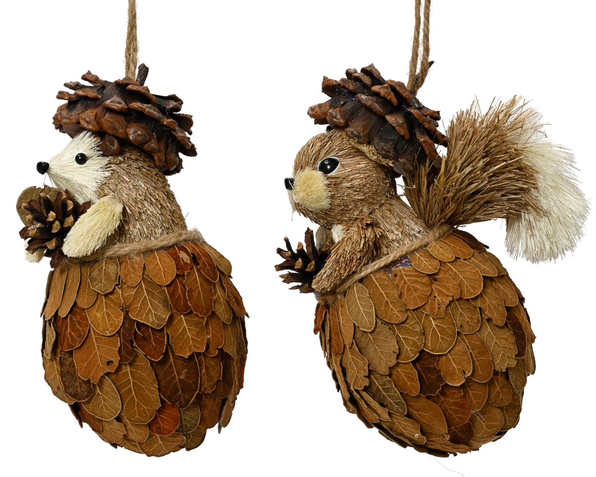 Animal grass leaves, berries hanging ornament — hedgehog or squirrel